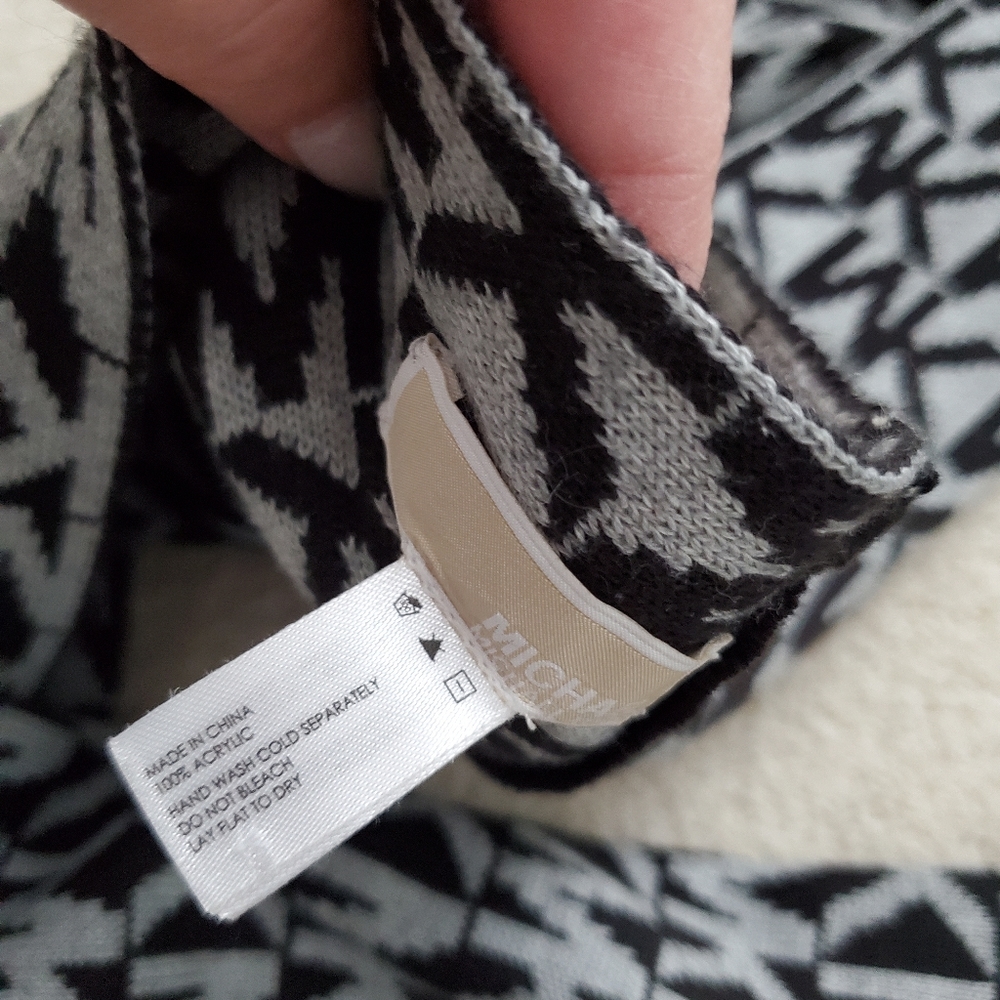 Michael Kors Black/Gray Infinity Logo Scarf - Picture 2 of 9